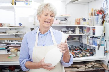 Çanak Atölyesi vazoya tutan üst düzey kadın