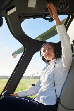 Helikopter kalkış önce kokpit içinde kadın Pilot