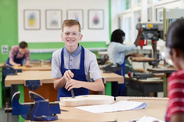 Retrato Estudante Ensino Médio Masculino Construindo Guitarra Aula Carpintaria — Fotografia de Stock