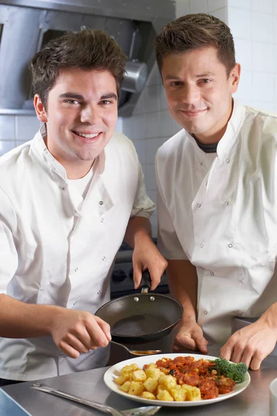 Portrait Chef Instructing Trainee Restaurant Kitchen — Stock Photo, Image