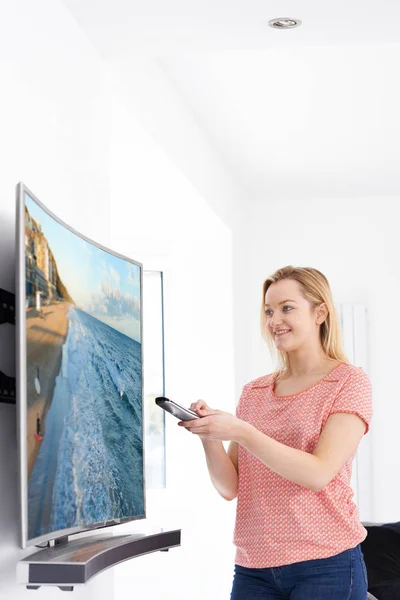 Junge Frau Mit Neuem Gebogenem Fernseher Hause — Stockfoto