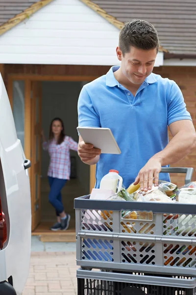 Conductor Entrega Pedidos Comestibles Línea Casa Usando Tableta Digital — Foto de Stock