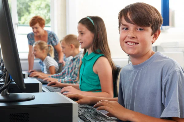 Portrait Élève Élémentaire Masculin Dans Classe Ordinateur Avec Enseignant — Photo