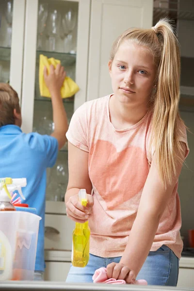 Unzufriedene Kinder Helfen Beim Aufräumen — Stockfoto