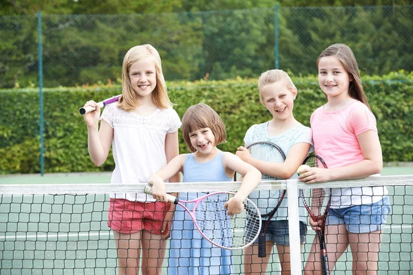 Портрет Группы Девочек Играющих Теннис Корте — стоковое фото