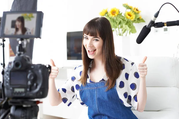 Feminino Vlogger Gravação Transmissão Casa — Fotografia de Stock