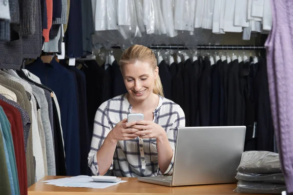 Empresária Correndo Line Moda Negócios Armazém Usando Telefone Móvel — Fotografia de Stock