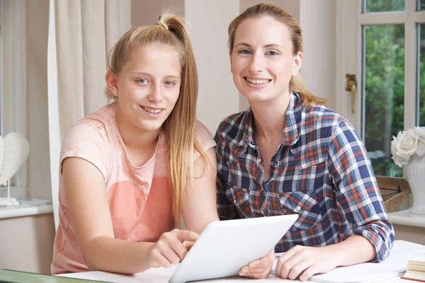 Θηλυκό Σπίτι Tutor Βοηθώντας Κορίτσι Μελέτες Χρησιμοποιώντας Tablet Ψηφιακή Φωτογραφική — Φωτογραφία Αρχείου