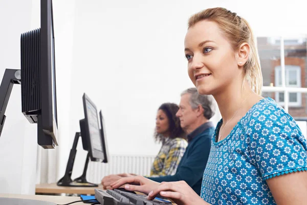 Jonge Vrouw Bijwonen Van Computer Klasse Voor Scherm — Stockfoto