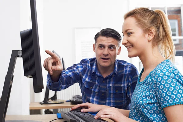 Affärsman Som Ger Datorutbildning Till Kvinnlig Praktikant Office — Stockfoto