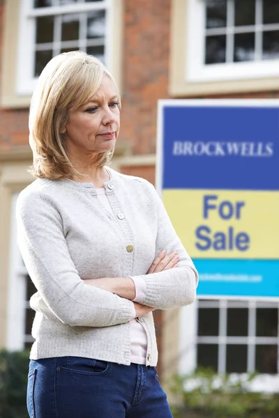 Reife Frau Aufgrund Finanzieller Probleme Gezwungen Ihr Haus Verkaufen — Stockfoto