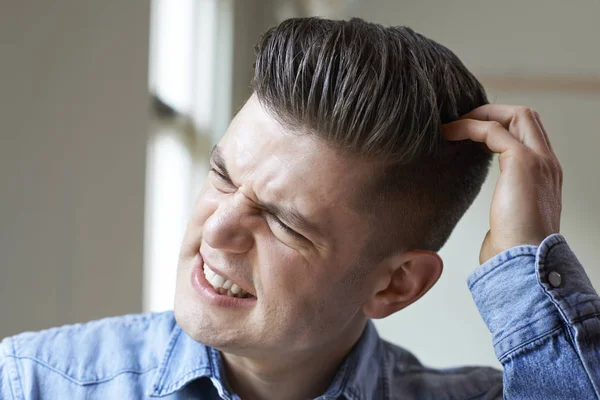 Schot Van Young Man Jeuk Hoofdhuid — Stockfoto