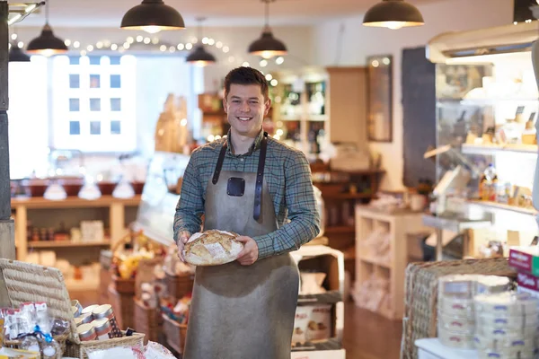 Portret Van Glimlachen Mannelijke Eigenaar Van Delicatessen Winkel Brood Houden — Stockfoto