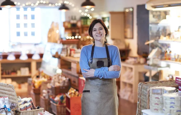 Retrato Sonriente Propietaria Femenina Tienda Delicatessen Usando Delantal —  Fotos de Stock