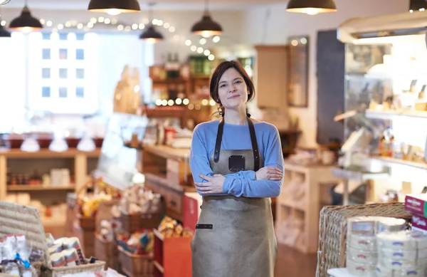 Retrato Sonriente Propietaria Femenina Tienda Delicatessen Usando Delantal —  Fotos de Stock