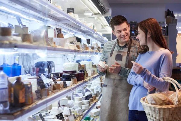 Verkäuferin Berät Kundin Beim Käse Einkauf — Stockfoto