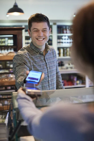 Manliga Kunden Gör Contactless Betalning För Shopping Med Hjälp Mobiltelefon — Stockfoto