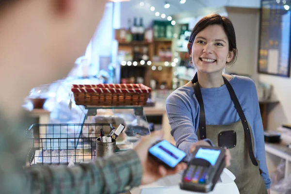 Male Customer Making Contactless Payment Shopping Using Mobile Phone Delicatessen — Stock Photo, Image