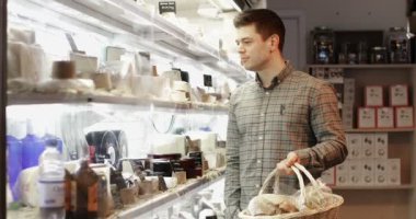 Şarküteri peynir için alışveriş erkek müşteri