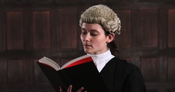 Retrato Abogada Femenina Corte Lectura Libro Leyes — Vídeos de Stock