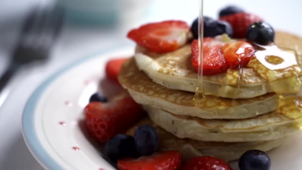 Pouring Maple Syrup Stack Pancakes Blueberries Strawberries Plate — Stock Video