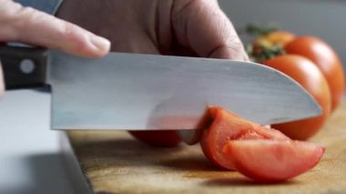 Doğrama Tahtası üzerinde bıçak ile Domates Dilimleme Man Close Up