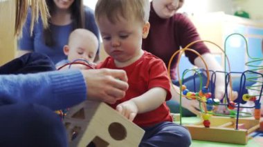 Playgroup'ta Oyuncaklarla Oynayan Anne ve Yürümeye Başlayan Çocuklar Grubu