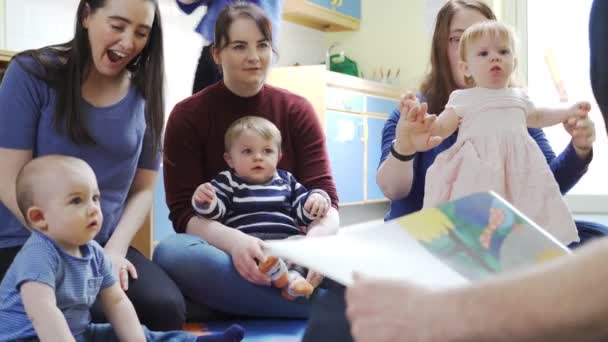 Madres Con Niños Grupo Bebés Escuchando Historia — Vídeos de Stock