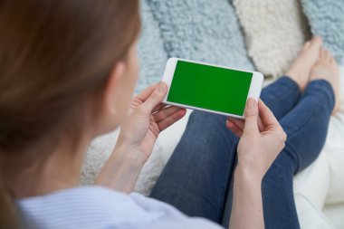 Yeşil Ekran Kullanarak Kanepede Yatan Kadının Omuz Görünümü Üzerinden