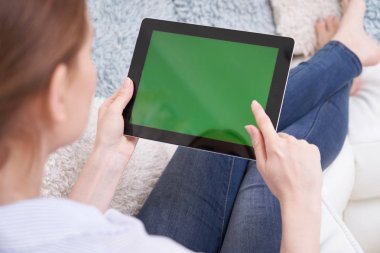 Yeşil Ekran Kullanarak Kanepede Yatan Kadının Omuz Görünümü Üzerinden