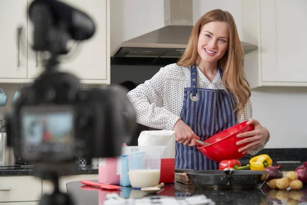 Vlogger femelle faisant la vidéo de médias sociaux au sujet de la cuisine pour le je — Photo