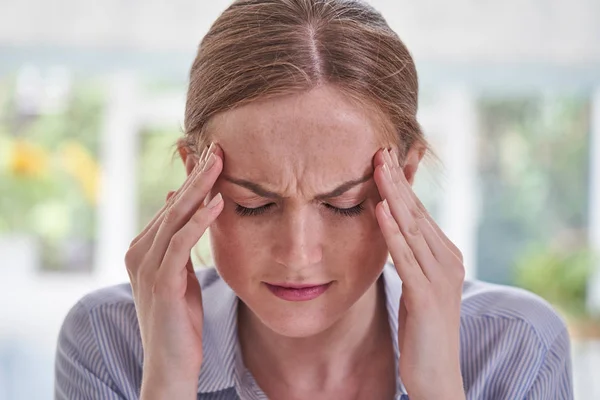 Nahaufnahme einer jungen Frau mit Kopfschmerzen — Stockfoto