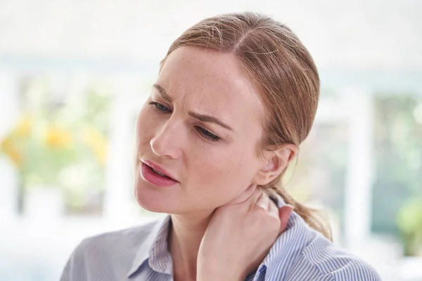 Nahaufnahme einer jungen Frau mit Nackenschmerzen — Stockfoto