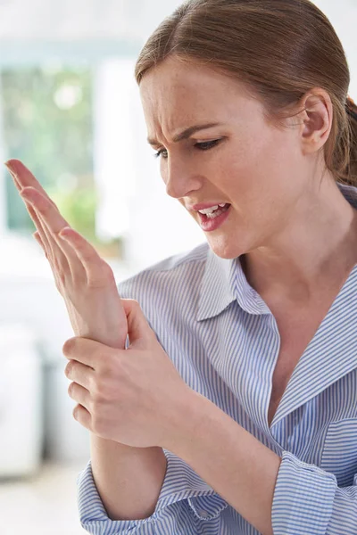 Mujer con dolor sosteniendo la muñeca que sufre con tensión repetitiva Inj — Foto de Stock