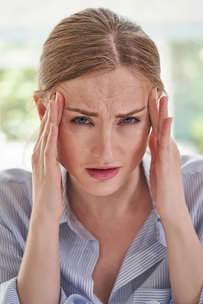 Portret młodej kobiety cierpiących na ból głowy — Zdjęcie stockowe