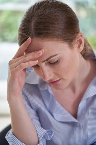 Traurige junge Frau leidet an Depressionen mit Kopf in den Händen — Stockfoto
