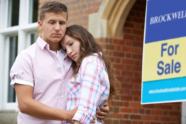 Young Couple Forced To Sell Home Through Financial Problems Stan — Stock Photo, Image