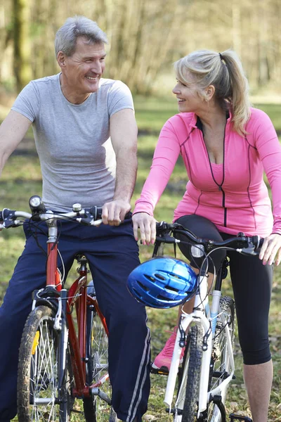 Äldre par på cykel rida på landsbygden tillsammans — Stockfoto
