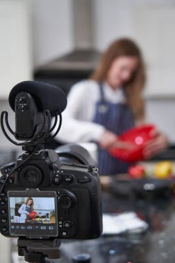 Kadın Vlogger I için Pişirme Hakkında Sosyal Medya Video Yapma