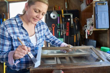 Olgun Kadın Upcycling Mobilya Atölye evde Boyama C