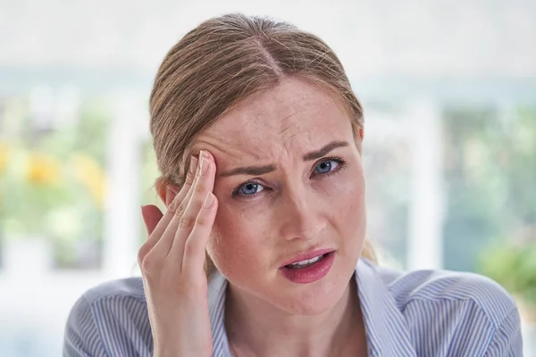 Retrato de la mujer de negocios estresada que sufre con dolor de cabeza —  Fotos de Stock