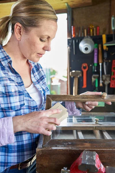 Muebles maduros del Upcycling de la mujer en taller en el país — Foto de Stock