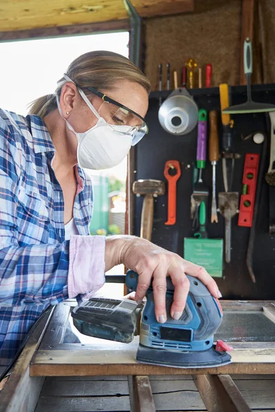 Reife Frau Upcycling-Möbel in Werkstatt zu Hause mit elect — Stockfoto