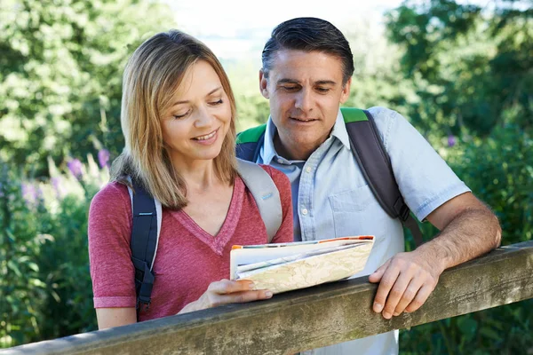 Mature Couple Hiking In Countryside Looking At Map — Stock Photo, Image