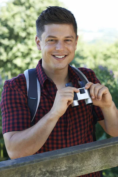 Portret młodego człowieka turystyka w Countryside patrząc przez Bino — Zdjęcie stockowe