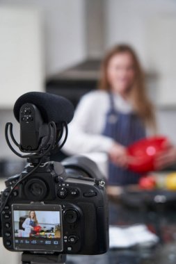 Kadın Vlogger I için Pişirme Hakkında Sosyal Medya Video Yapma
