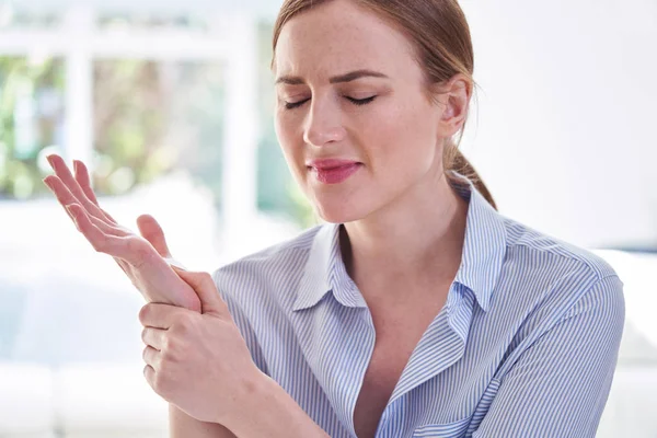 Schmerzhafte Frau mit wiederholter Zerrung am Handgelenk — Stockfoto