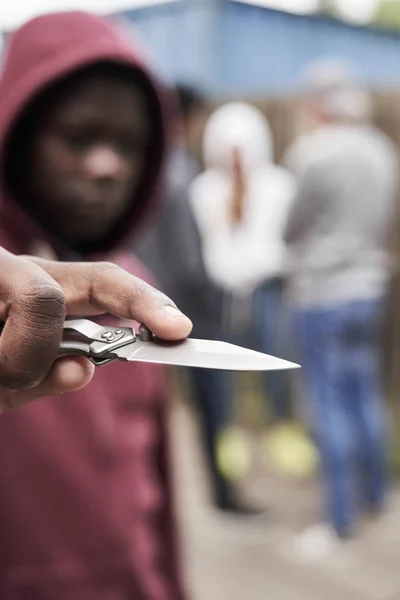 Adolescente menino no urbano gangue apontando faca para câmera — Fotografia de Stock