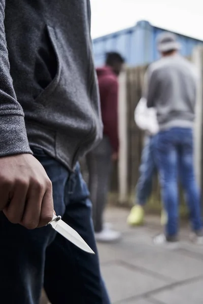 Közelről tizenéves fiú a városi Gang Holding kés — Stock Fotó