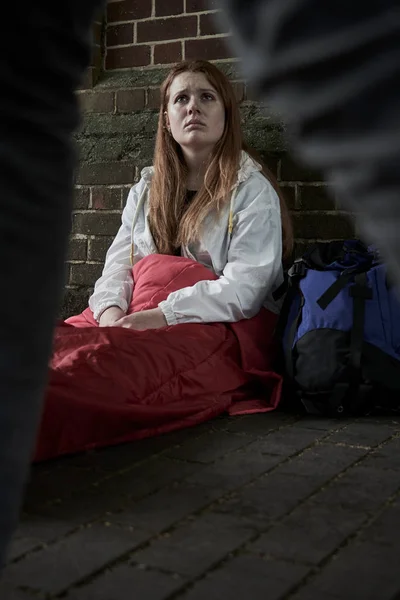 Vulnerable Teenage Girl Sleeping On The Street — Stock Photo, Image